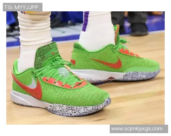 揭秘哪位足球明星在赛场上穿着独特的绿色球鞋引发热议