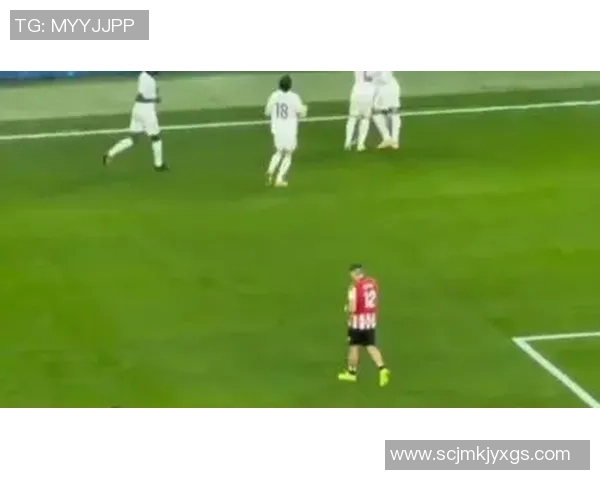 足球明星展现多才多艺魅力钢琴演奏与绿茵场上的激情碰撞